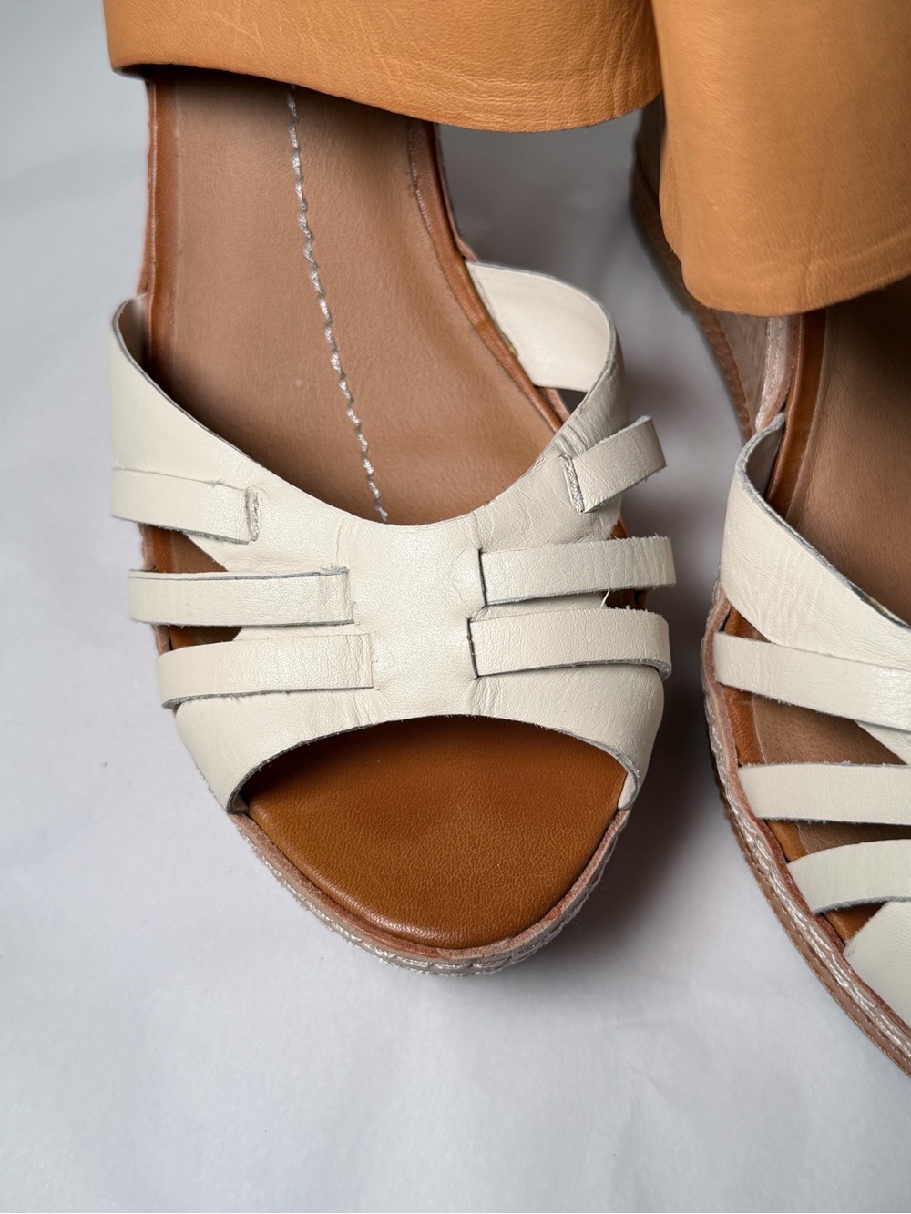 Dolce Vita Two-Tone Tan and Cream Leather Wedge Sandals 10 - Picture 4 of 14